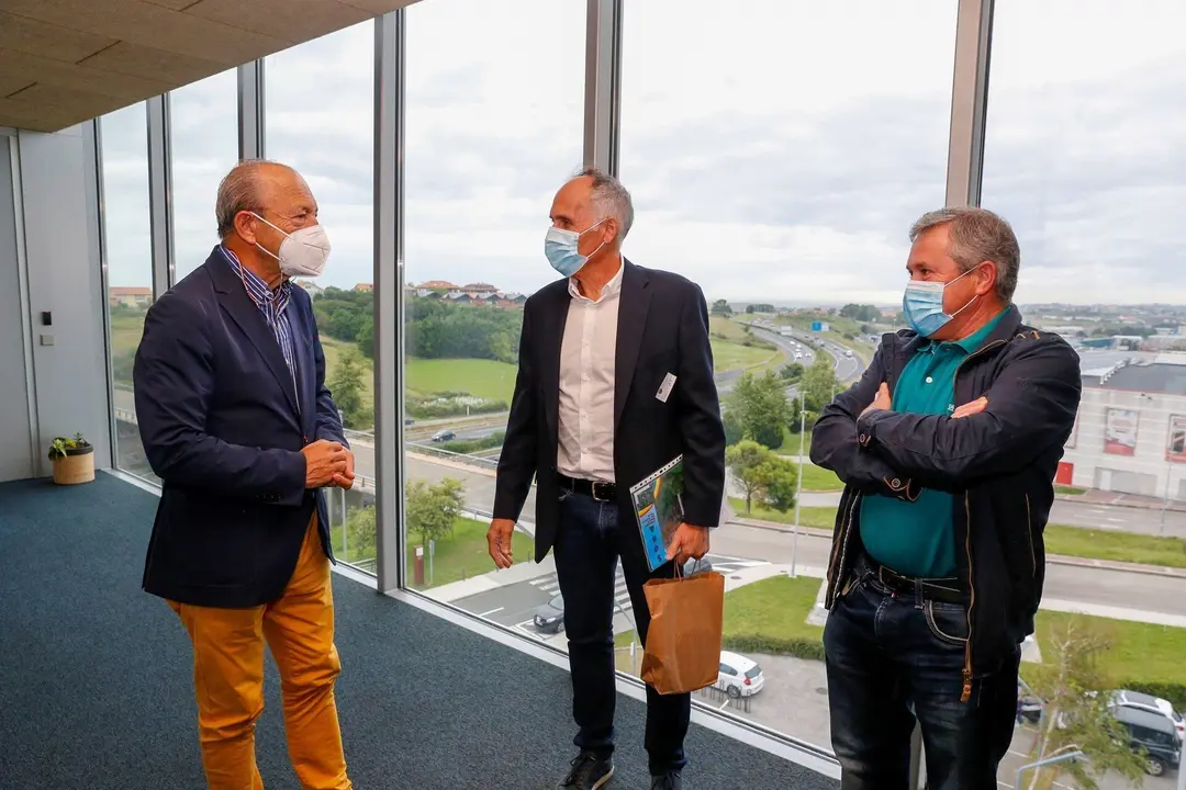 El consejero de Industria, Turismo, Innovaci&oacute;n, Transporte y Comercio, Javier L&oacute;pez Marcano, recibe al alcalde de Soba, JUli&aacute;n Fuentecilla