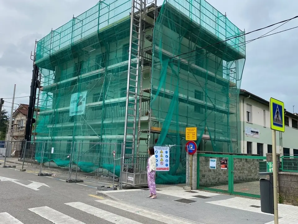 Marta Fern&aacute;ndez-Teijeiro junto al colegio Pancho Coss&iacute;o