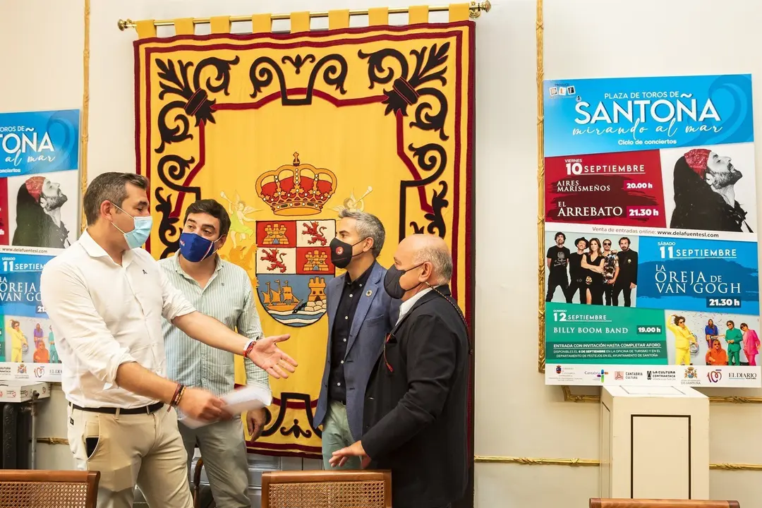 El vicepresidente y consejero de Universidades, Igualdad, Cultura y Deporte, Pablo Zuloaga, junto al alcalde de Santo&ntilde;a, Sergio Abascal, presenta la fiesta de las Virgen del Puerto.