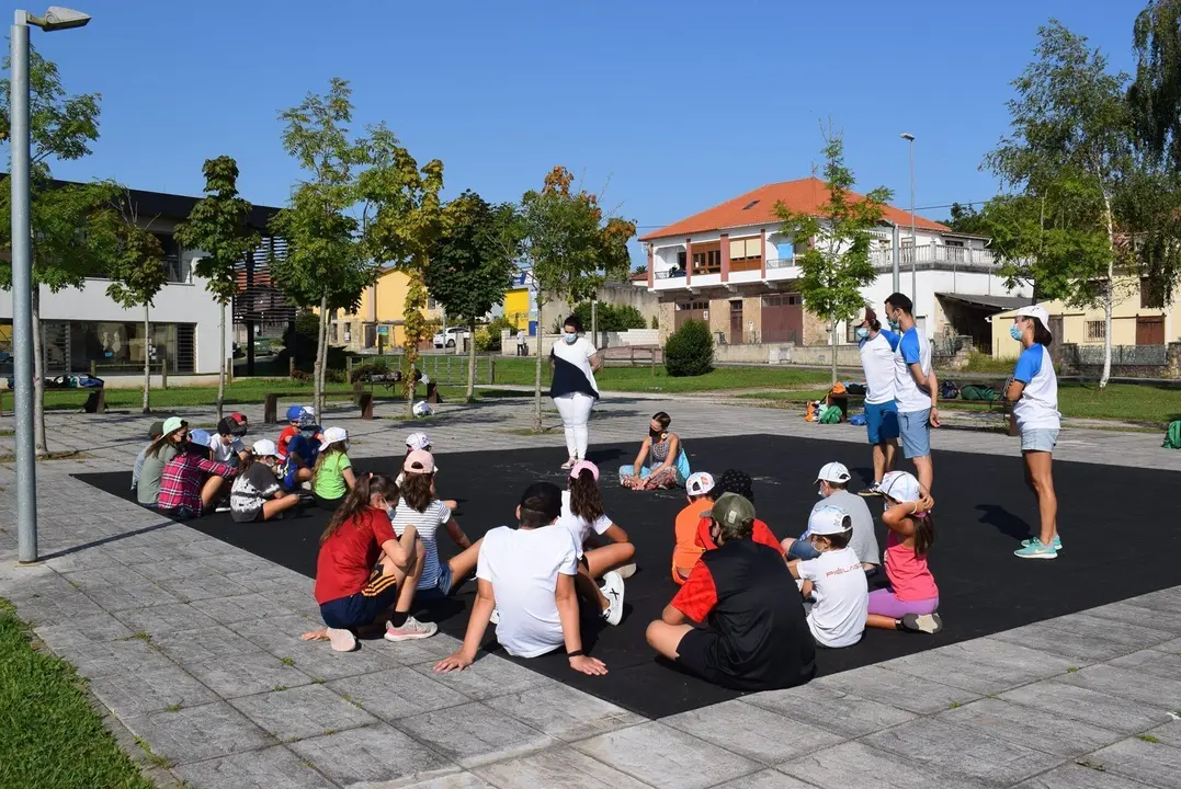 Visita de la alcaldesa a los participantes en el campamento