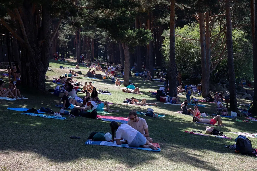 Varias personas disfrutan de un d&iacute;a de ocio en las piscinas de Las Berceas, a 21 de agosto de 2021, en Cercedilla, Madrid, (Espa&ntilde;a).