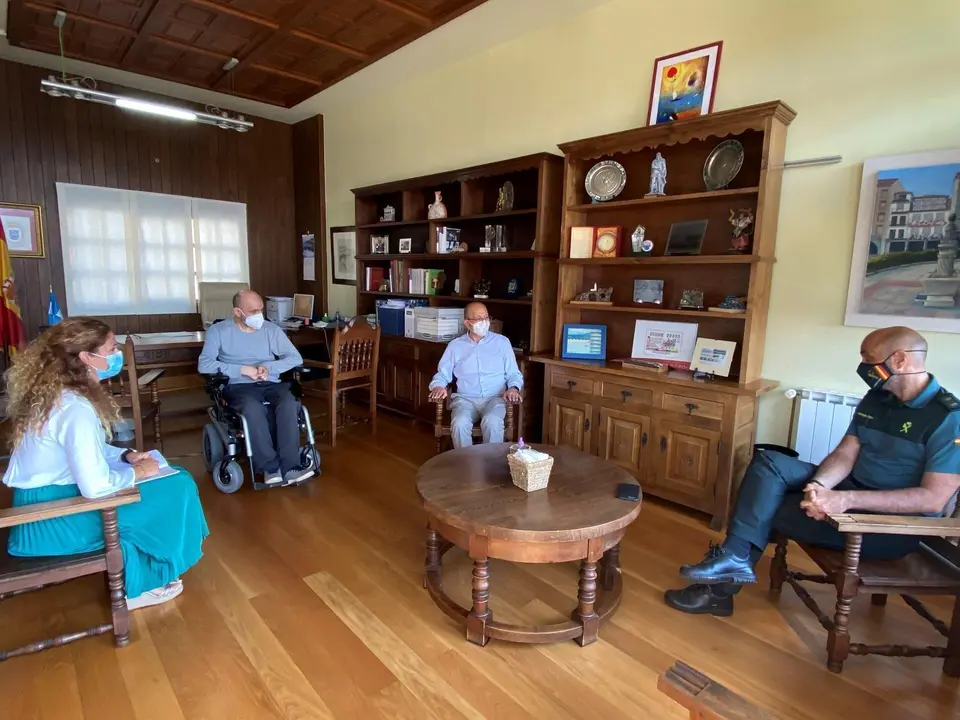 La delegada del Gobierno, Ainoa Qui&ntilde;ones; el teniente oronel de la Guardia Civil, Juan Mart&iacute;nez Ros; y el alcalde de San Vicete de la Barquera, Dionisio Luguera, en la reuni&oacute;n