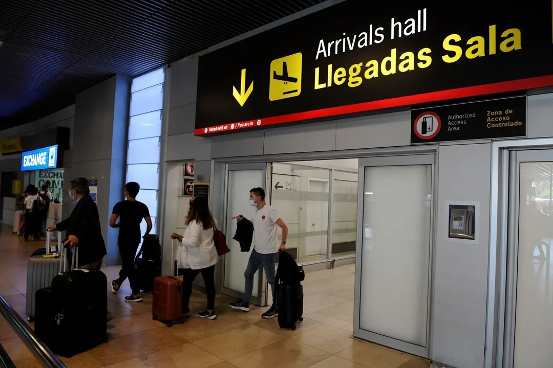 Archivo - Pasajeros procedentes de un vuelo con origen Gran Breta&ntilde;a llegan a la terminal T1 del Aeropuerto Adolfo Su&aacute;rez Madrid-Barajas, en Madrid (Espa&ntilde;a). 