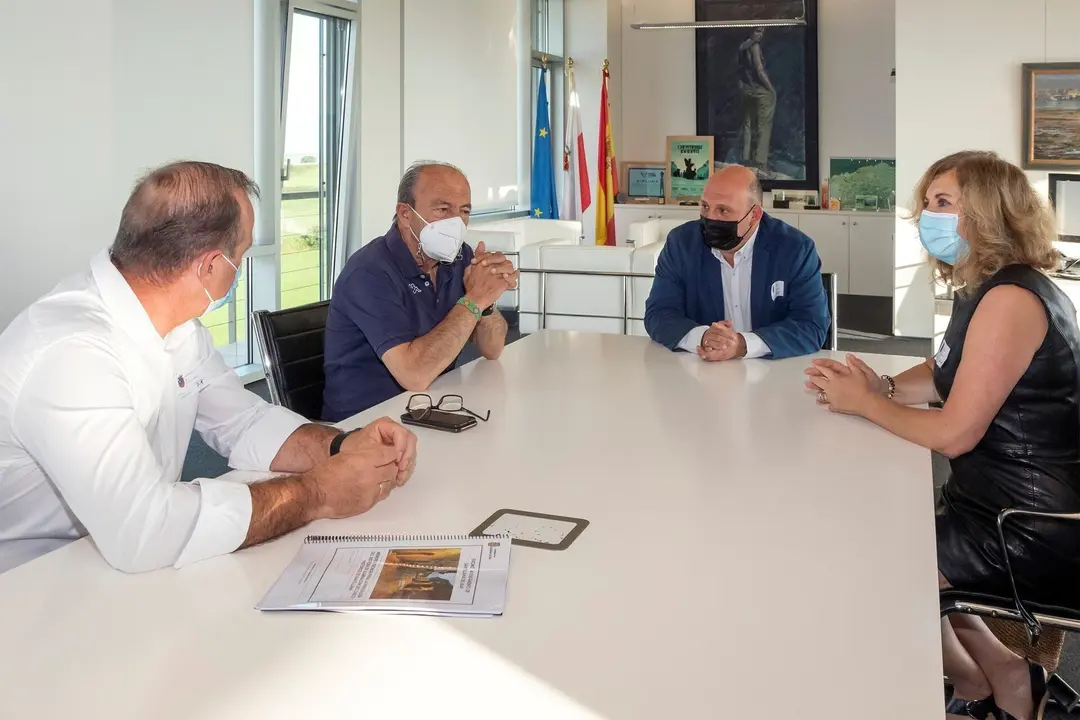 Reuni&oacute;n del consejero de Industria, Turismo, Innovaci&oacute;n, Transporte y Comercio, Javier L&oacute;pez Marcano, con el alcalde de Santillana del Mar, &Aacute;ngel Rodriguez.