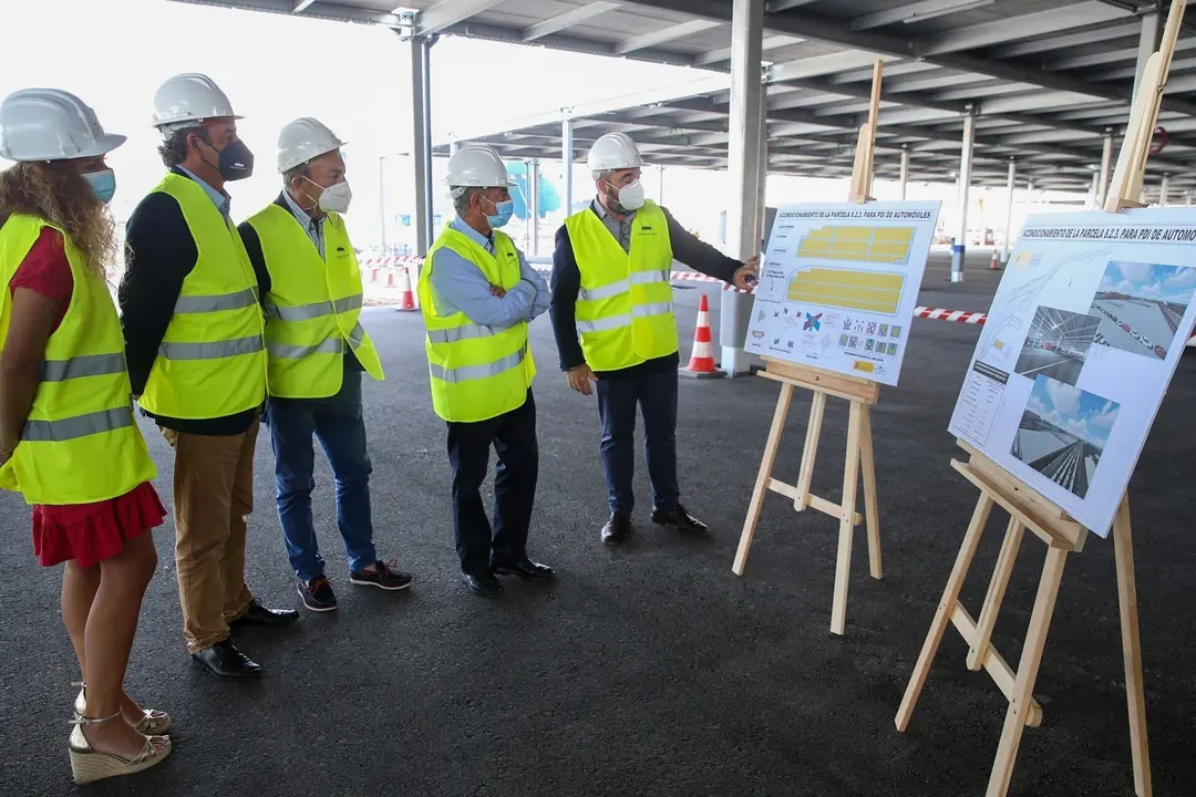 El presidente de Cantabria, Miguel &Aacute;ngel Revilla; el consejero de Industria, Javier L&oacute;pez Marcano; la delegada del Gobierno, Ainoa Qui&ntilde;ones; y el presidente de la APS, Francisco Mart&iacute;n, visitan las obras del silo vertical de autom&oacute;viles