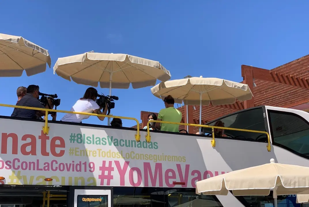 La ministra de Sanidad, Carolina Darias, habla con personas que han acudido a vacunarse contra la Covid-19 a la vacuguagua