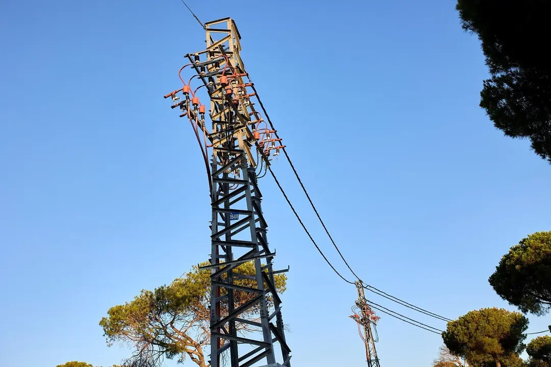 Una central el&eacute;ctrica, a 21 de agosto de 2021, en Madrid (Espa&ntilde;a). El precio medio diario de la electricidad en el mercado mayorista caer&aacute; este domingo un 8,74%, por lo que desciende por segunda jornada consecutiva, aunque se mantendr&aacute; por encima de los 1