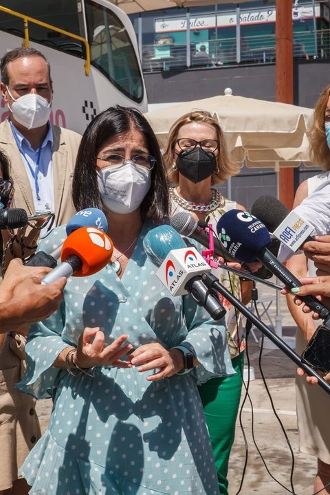La ministra de Sanidad, Carolina Darias, ofrece declaraciones a los medios, durante su visita a la ‘vacuguagua' 