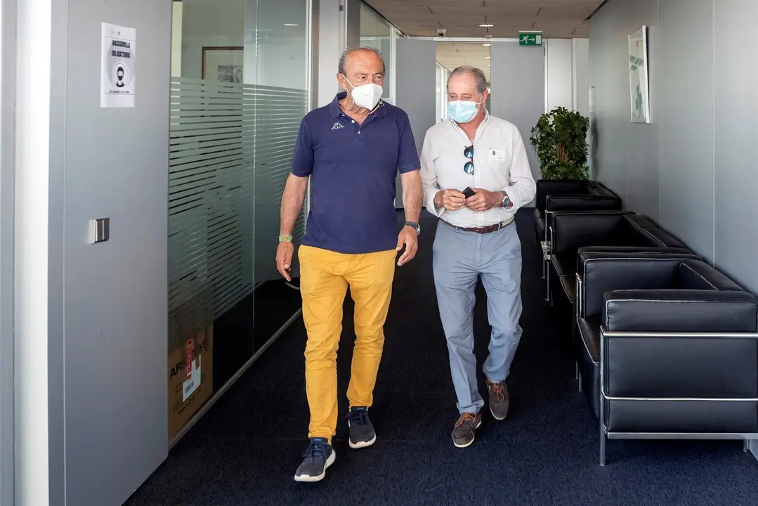 El consejero de Industria, Turismo, Innovaci&oacute;n, Transporte y Comercio, Javier L&oacute;pez Marcano, recibe al presidente de la Cofrad&iacute;a de la Anchoa