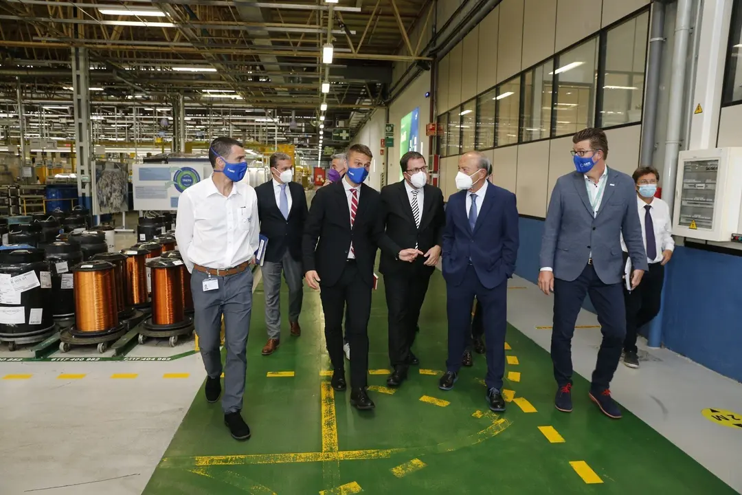 El consejero de Industria, Javier L&oacute;pez Marcano, en SEG Automotive