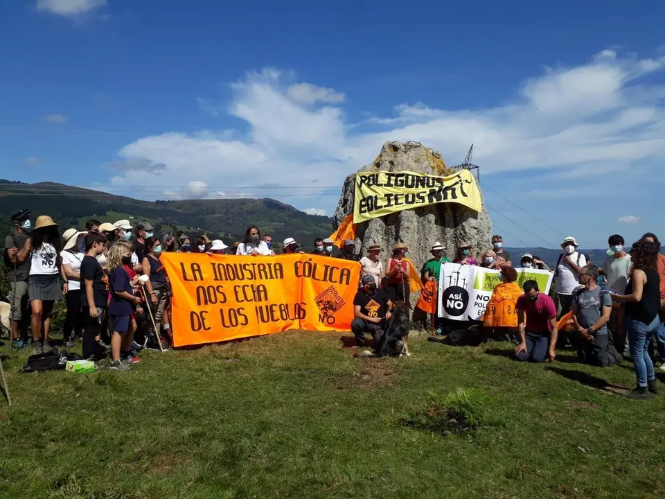 Ruta 'antie&oacute;lica' a la Piedrona de Villegar, en el Valle de Toranzo
