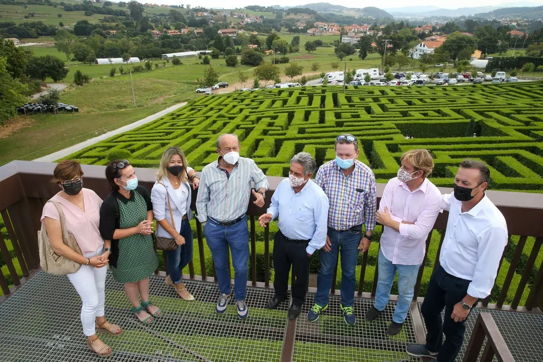 El presidente de Cantabria, Miguel &Aacute;ngel Revilla, visita el Laberinto de Villapresente junto a los consejeros de Industria y Desarrollo Rural, Javier L&oacute;pez Marcano y Guillermo Blanco, respectivamente, y el alcalde de Reoc&iacute;n, Pablo Diestro