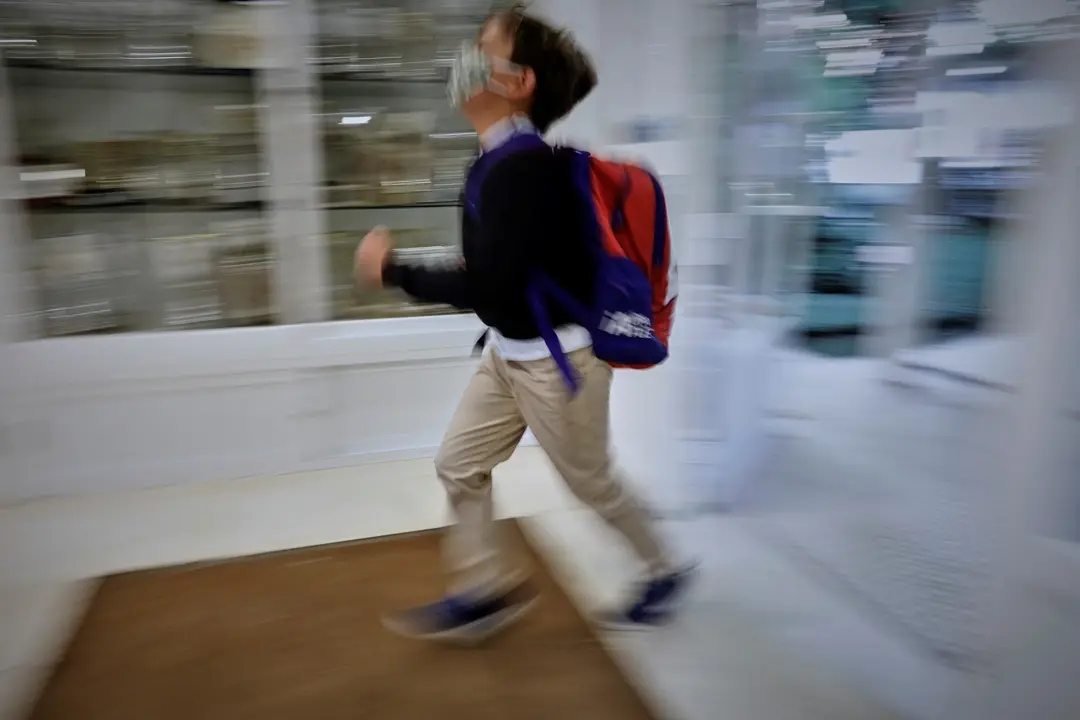Archivo - Un ni&ntilde;o en el hall del Colegio Privado Alameda de Osuna en el primer d&iacute;a del curso escolar 2020-2021, en Madrid (Espa&ntilde;a) a 7 de septiembre de 2020. Los colegios p&uacute;blicos comenzar&aacute;n ma&ntilde;ana, 8 de septiembre, las clases de forma escalonada, que en 