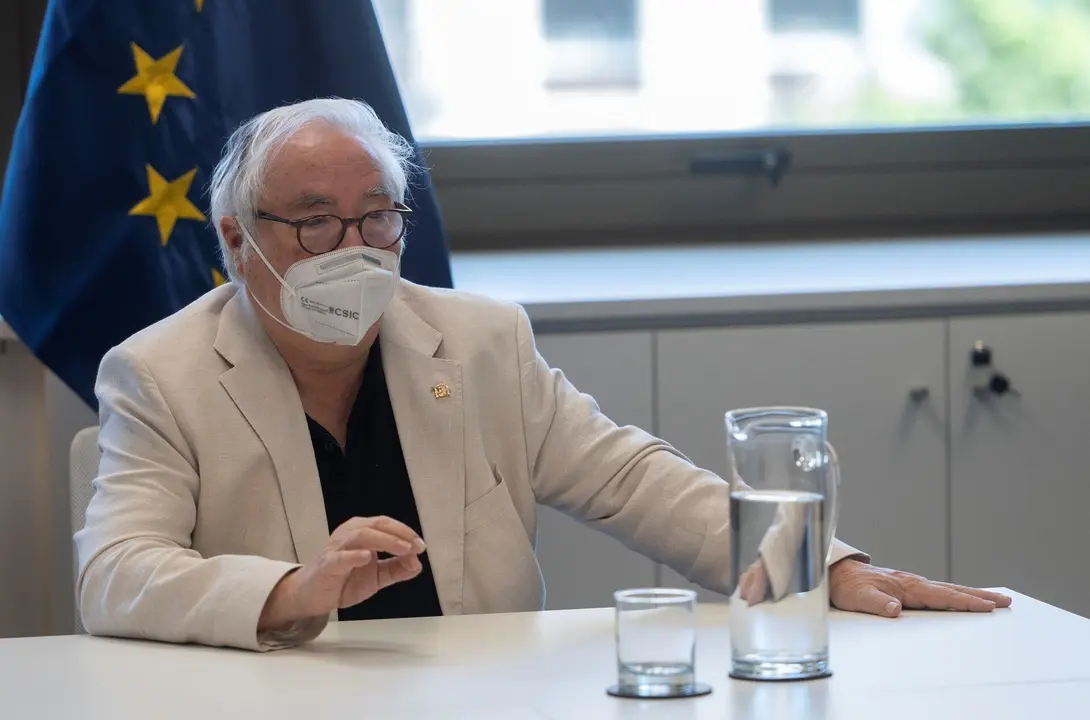 Archivo - El ministro de Universidades, Manuel Castells, durante una entrevista para Europa Press en la sede del Ministerio este mes de julio