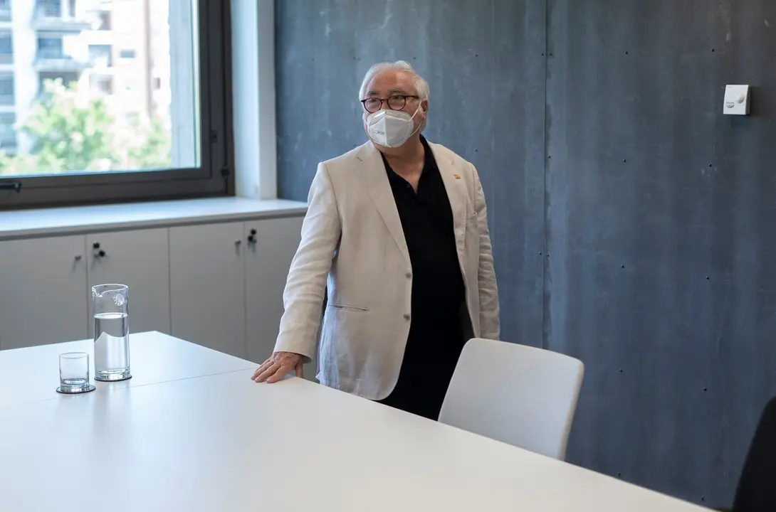 Archivo - El ministro de Universidades, Manuel Castells, antes de una entrevista para Europa Press en la sede del Ministerio, en Madrid, en julio de este a&ntilde;o