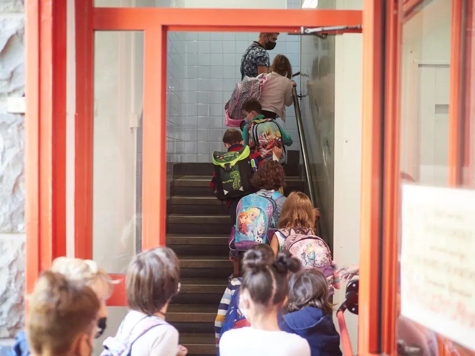 Archivo - Vuelta al cole en el colegio publico Victor Pradera de Pamplona,  4 de septiembre de 2020.