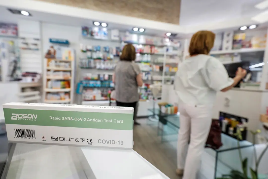 Archivo - Una caja con test de ant&iacute;genos contra la COVID-19 en una farmacia, a 22 de julio de 2021, en Valencia, Comunidad Valenciana, (Espa&ntilde;a). Desde este mi&eacute;rcoles est&aacute; permitida la venta de test de autodiagn&oacute;stico contra la COVID-19 en farmacias sin ne
