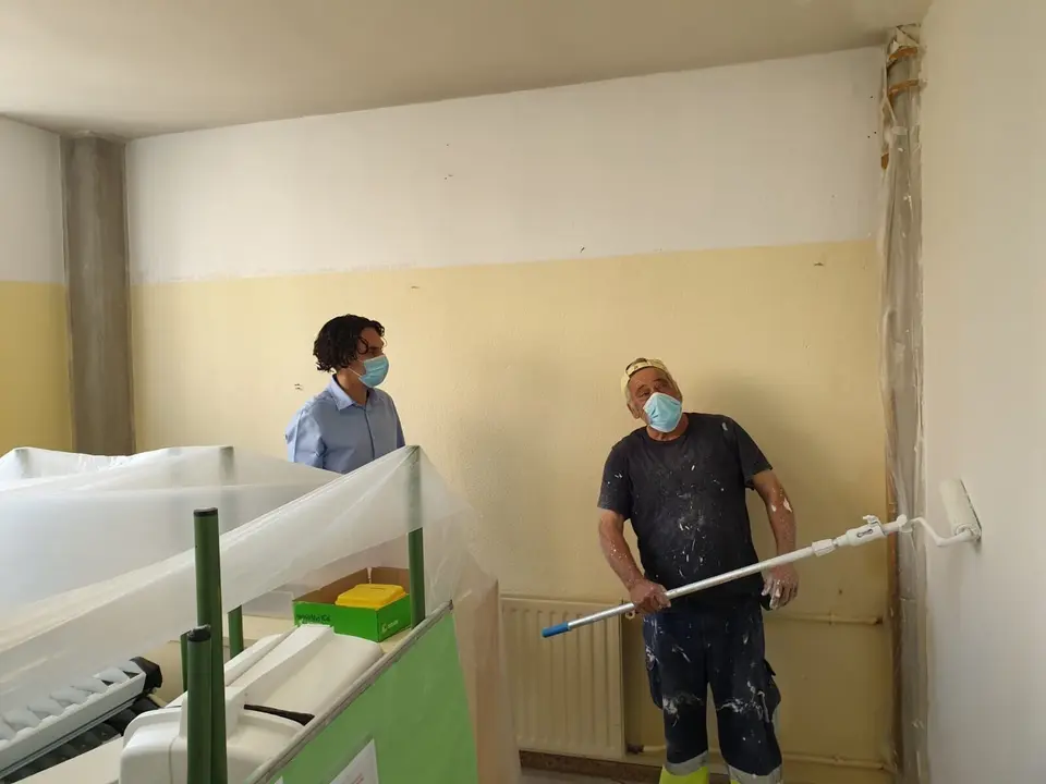 El alcalde visita los trabajos de mantenimiento en los colegios