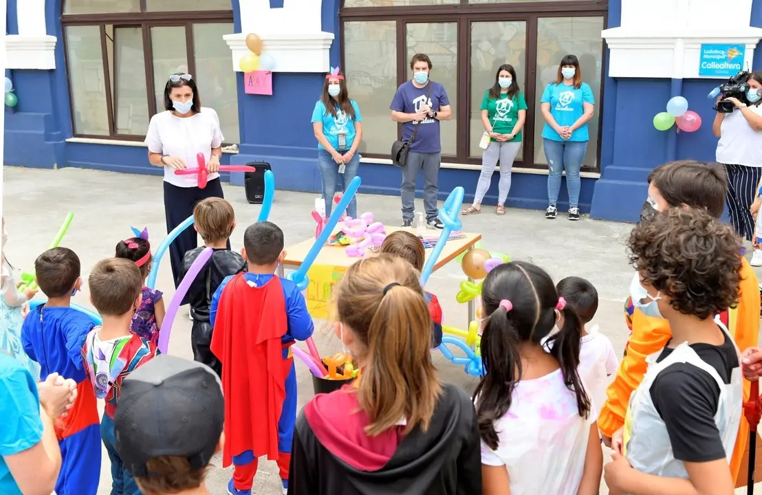 La alcaldesa de Santander, Gema Igual, asiste en el centro c&iacute;vico Callealtero a la fiesta de clausura de 'El Veranuco'