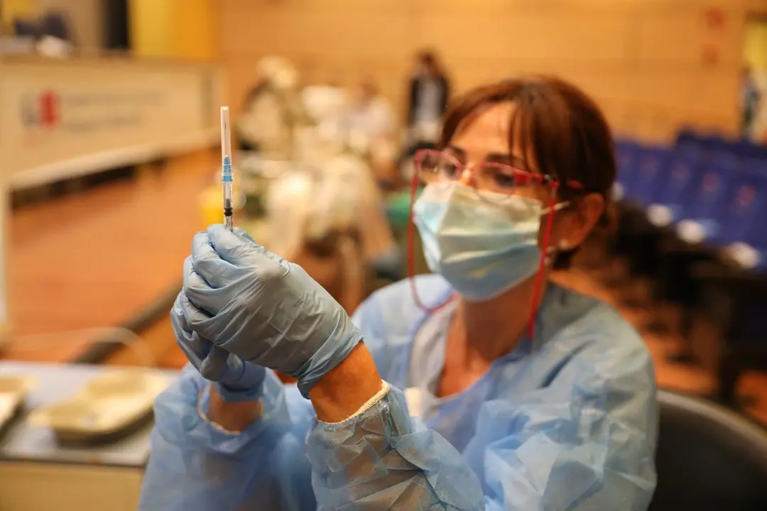 Una sanitaria prepara una vacuna contra el coronavirus, en el dispositivo puesto en marcha en las instalaciones del Hospital General Universitario Gregorio Mara&ntilde;&oacute;n, a 20 de agosto de 2021, en Madrid (Espa&ntilde;a). Casi 5 millones de personas en la Comunidad de
