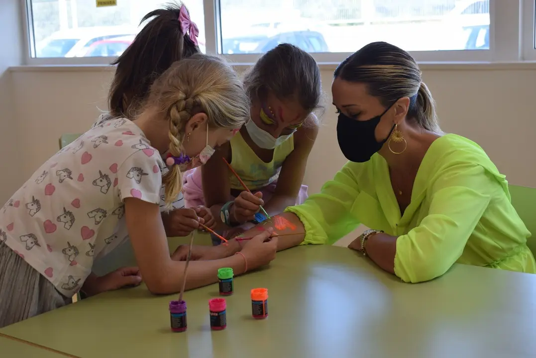 La alcaldesa, Ver&oacute;nica Samperio, visita las actividades del programa 'Verano de colores'