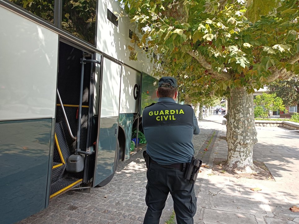 Furgón policial en el que llegaron ayer los detenidos del macrobotellón de Noja a los juzgados de Santoña
