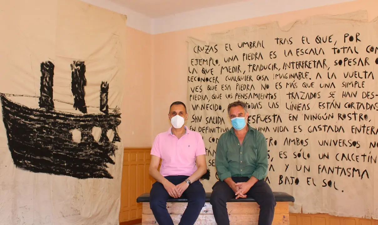 El concejal de Cultura de Reinosa, Jos&eacute; Mar&iacute;a Mart&iacute;nez (izda), y el director del programa Residencias Art&iacute;sticas, Jos&eacute; Aja