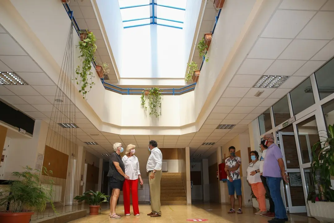 La consejera de Educaci&oacute;n y Formaci&oacute;n Profesional, Marina Lomb&oacute;, realiza una visita al colegio Nuestra Se&ntilde;ora de Latas de Ribamont&aacute;n al Mar.