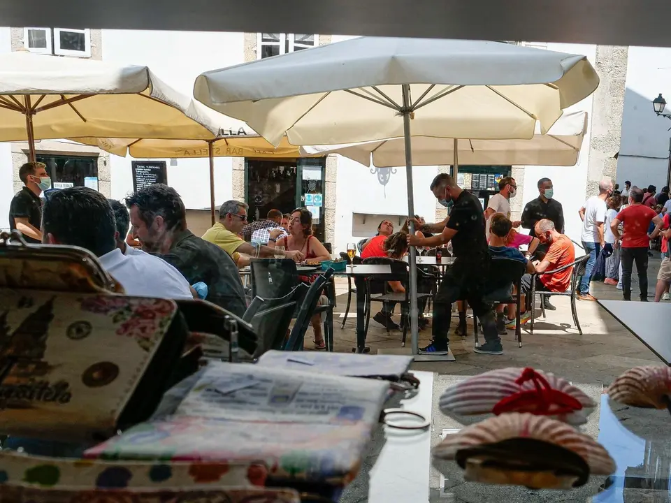 Varias personas en la terraza de un restaurante 
