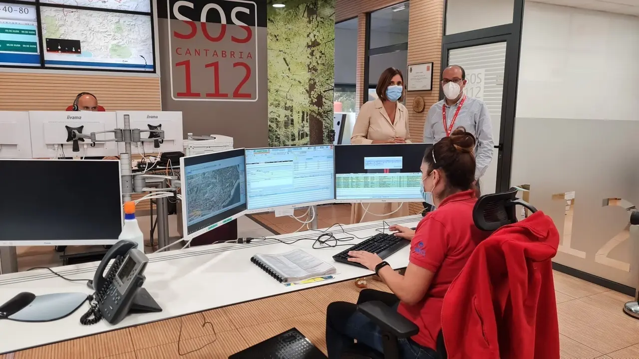 La consejera Paula Fern&aacute;ndez visita el 112.