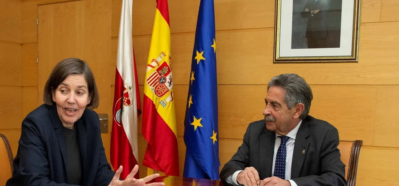 Foto de archivo. Revilla y la rectora de la UIMP, Mar&iacute;a Luz Mor&aacute;n