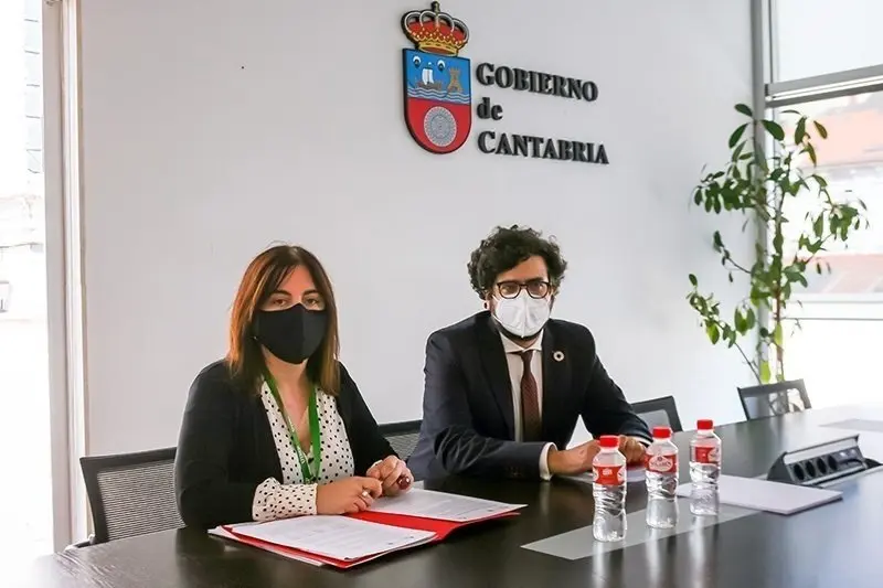 Silvia Abascal y Ant&oacute;n Leis durante la reuni&oacute;n de trabajo celebrada