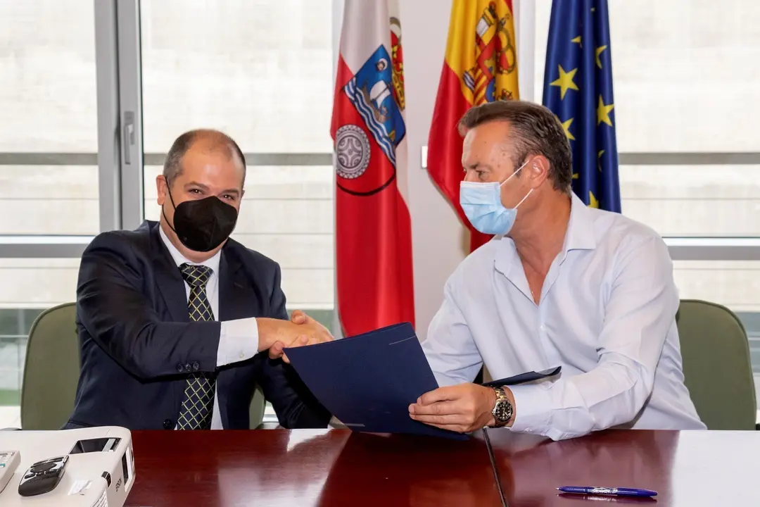El Consejero De Desarrollo Rural, Ganader&iacute;a, Pesca, Alimentaci&oacute;n Y Medio Ambiente, Guillermo Blanco, Firma Un Convenio De Colaboraci&oacute;n Con La Universidad Europea Del Atl&aacute;ntico (UNEATL&Aacute;NTICO).
