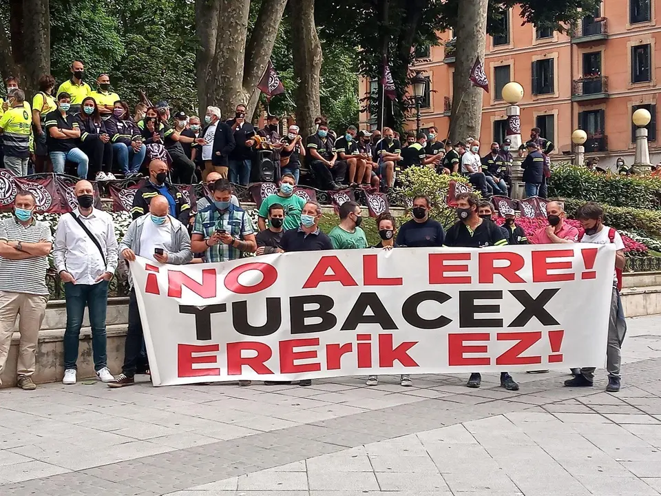 Archivo - Trabajadores de Tubacex, frente a la sede el TSJPV en Bilbao