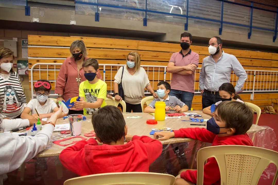 La alcaldesa de Camargo, Esther Bolado, con participantes en los programas de conciliaci&oacute;n del Ayuntamiento