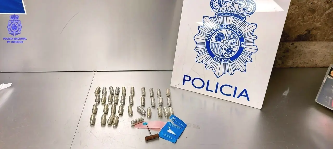 Envoltorios de coca&iacute;na incautados al detenido en Barajas