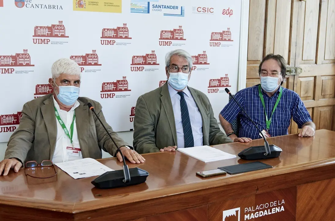 Fernando Moraga, Ra&uacute;l Ortiz De Lejarazu Y Am&oacute;s Garc&iacute;a Rojas En Rueda De Prensa Del VII ENCUENTRO DE ACTUALIZACI&Oacute;N Y NUEVAS APROXIMACIONES EN VACUNAS. VACUNAS Y COVID-19