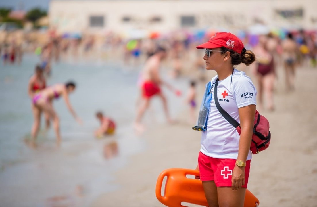 Socorrista de Cruz Roja en una calle de Alicante