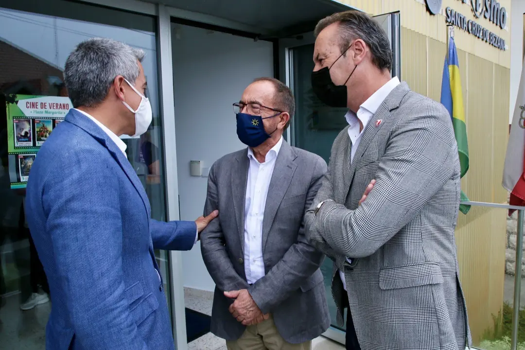 El vicepresidente de Cantabria, Pablo Zuloaga (izda); el embajador delegado permanente de Espa&ntilde;a ante la Unesco, Andr&eacute;s Perell&oacute; (centro), y el consejero de Medio Ambiente, Guillermo Blanco (derecha)