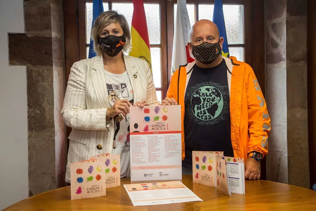 La alcaldesa, Esther Bolado, y el concejal de Cultura, Jos&eacute; Salm&oacute;n, en la presentaci&oacute;n de los cursos de La Vidriera