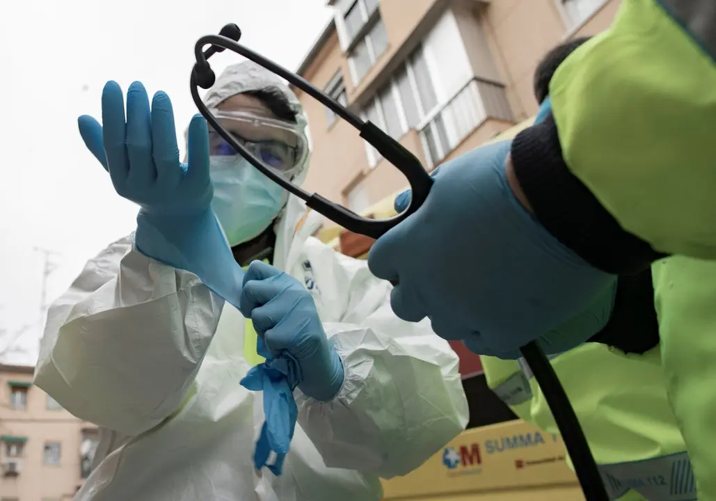Archivo - Un trabajador de una UVI m&oacute;vil del SUMMA 112 se pone los guantes durante una jornada de trabajo, en Madrid (Espa&ntilde;a), a 29 de enero de 2021. El Servicio de Urgencia M&eacute;dica de la Comunidad de Madrid SUMMA 12, tiene la funci&oacute;n de atender las urgenc