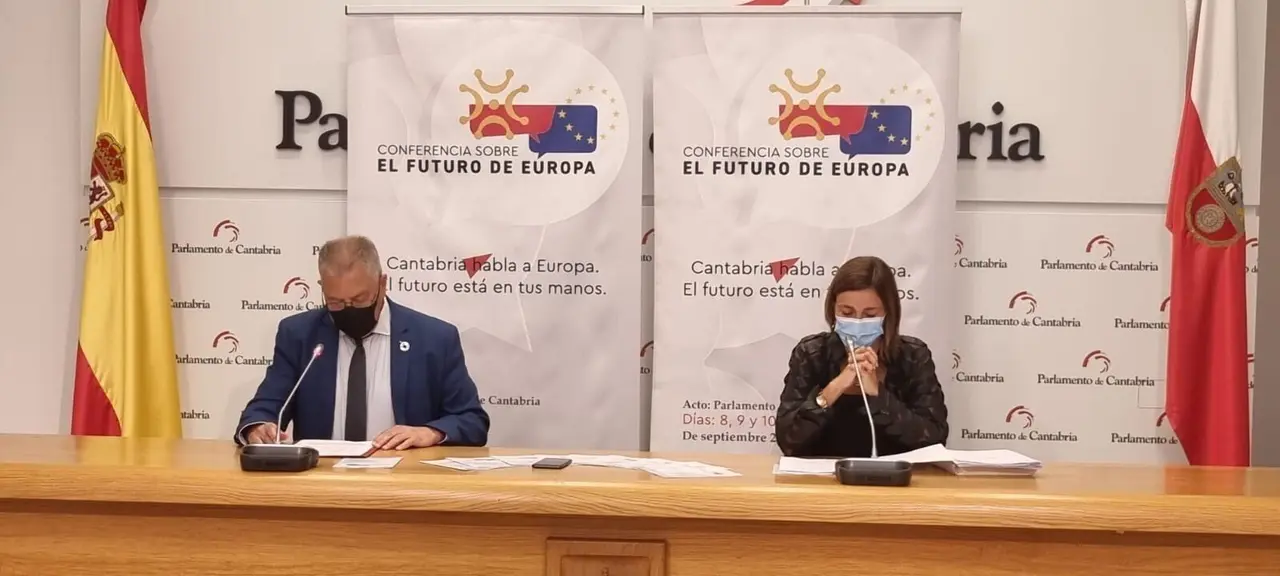El presidente del Parlamento, Joaqu&iacute;n G&oacute;mez, y la consejera de Presidencia, Interior, Justicia y Acci&oacute;n Exterior, Paula Fern&aacute;ndez, presentan las actividades por la Conferencia sobre el Futuro de Europa