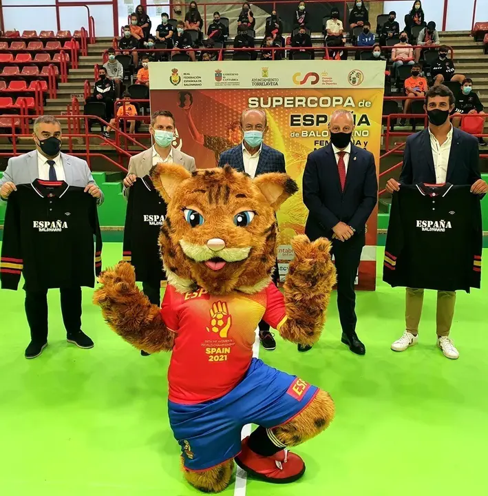 Presnetaci&oacute;n de la gala y las supercopas de balonmano en Torrelavega