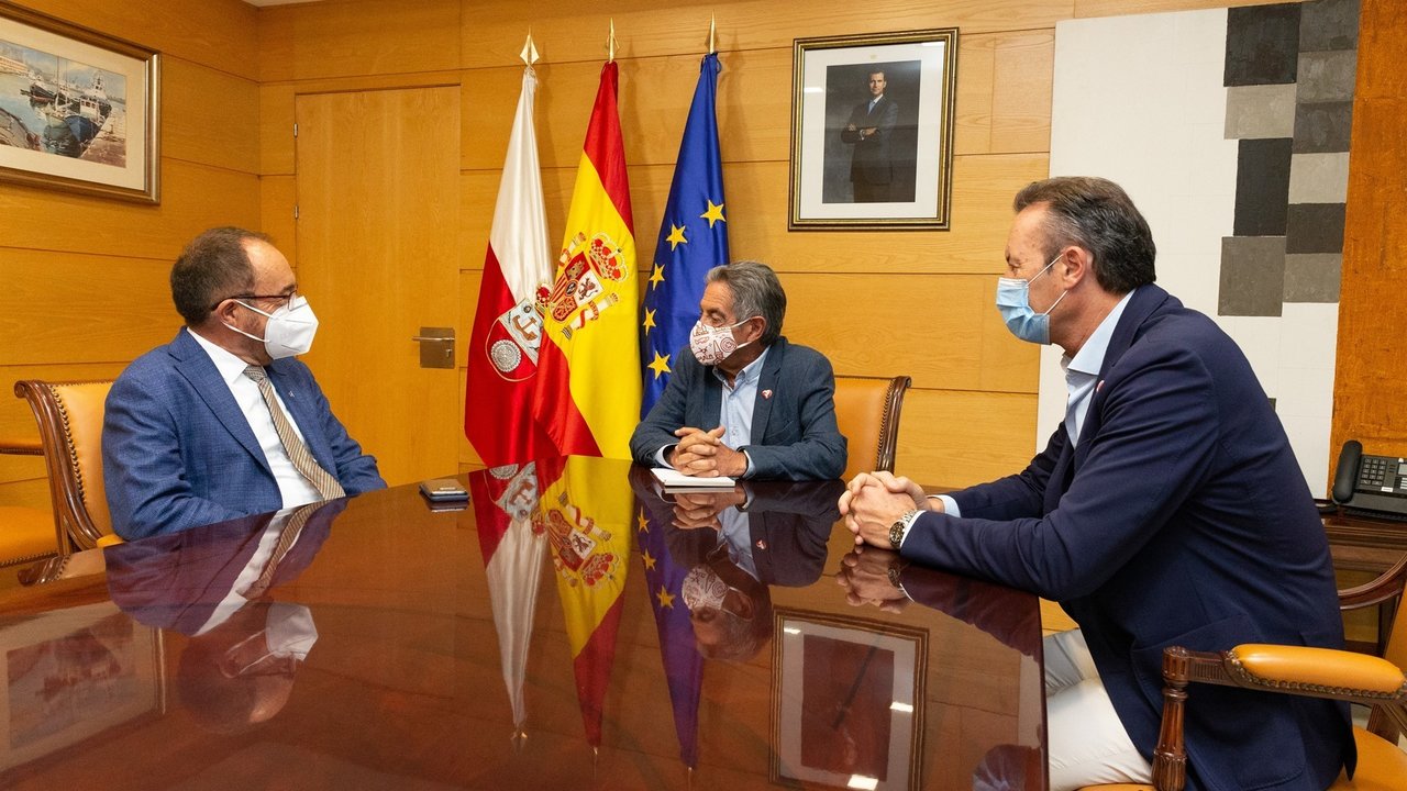 El presidente de Cantabria, Miguel Ángel Revilla, en la reunión con el embajador de España en la UNESCO, Andrés Perelló.