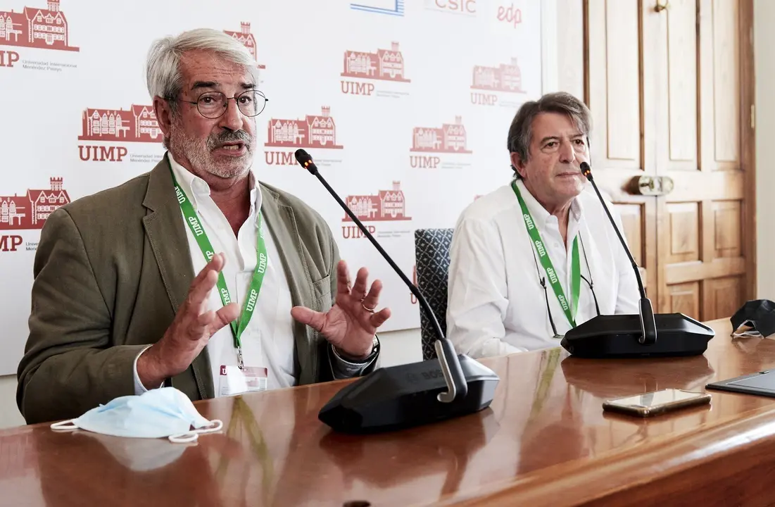 Aurelio Barricarte, Jefe de Secci&oacute;n de Enfermedades Transmisibles y Vacunaciones. Instituto de Salud P&uacute;blica y Laboral de Navarra; y Ra&uacute;l Ortiz de Lejarazu , en la rueda de prensa en la UIMP