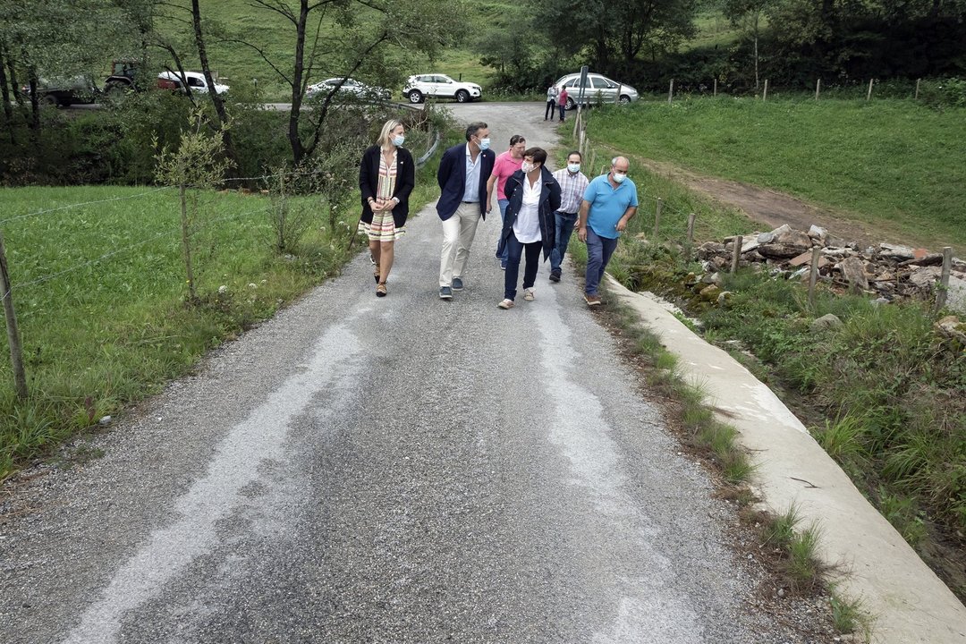 El consejero de Desarrollo Rural, Ganadería, Pesca, Alimentación y Medio Ambiente, Guillermo Blanco, visita las obras de mejora realizadas en dos caminos rurales del municipio.