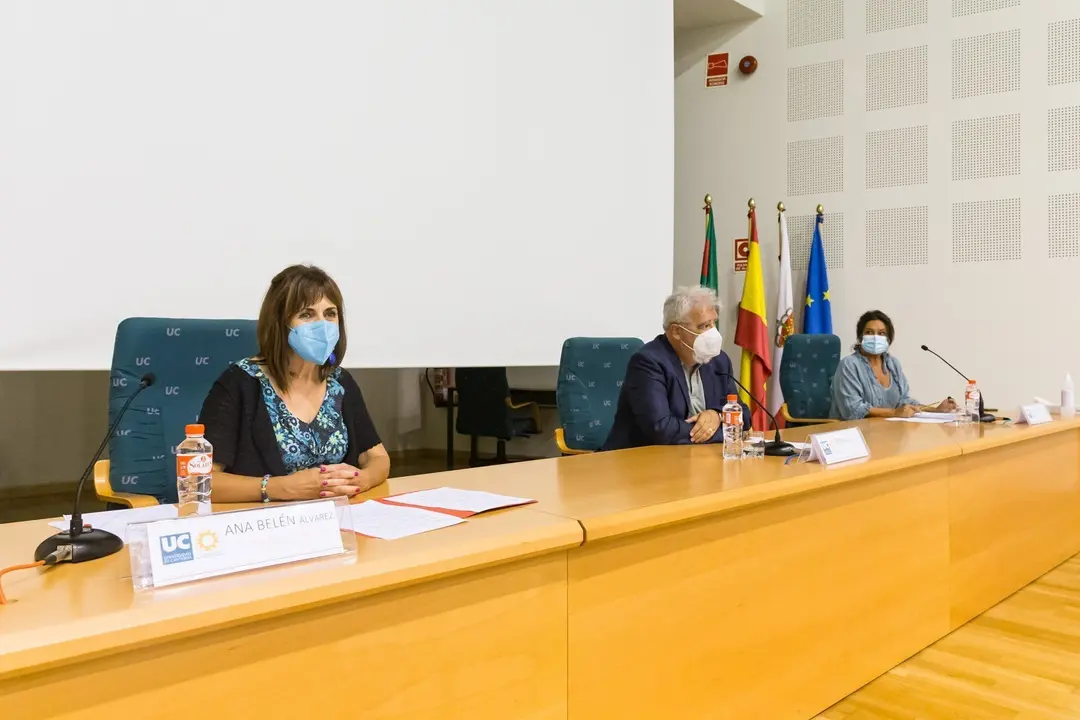 La consejera de Empleo y Pol&iacute;ticas Sociales, Ana Bel&eacute;n &Aacute;lvarez, clausura el curso de verano de la UC 'Herramientas pr&aacute;cticas para la empleabilidad: t&eacute;cnicas orientadas al desarrollo de competencias profesionales en entornos digitales'