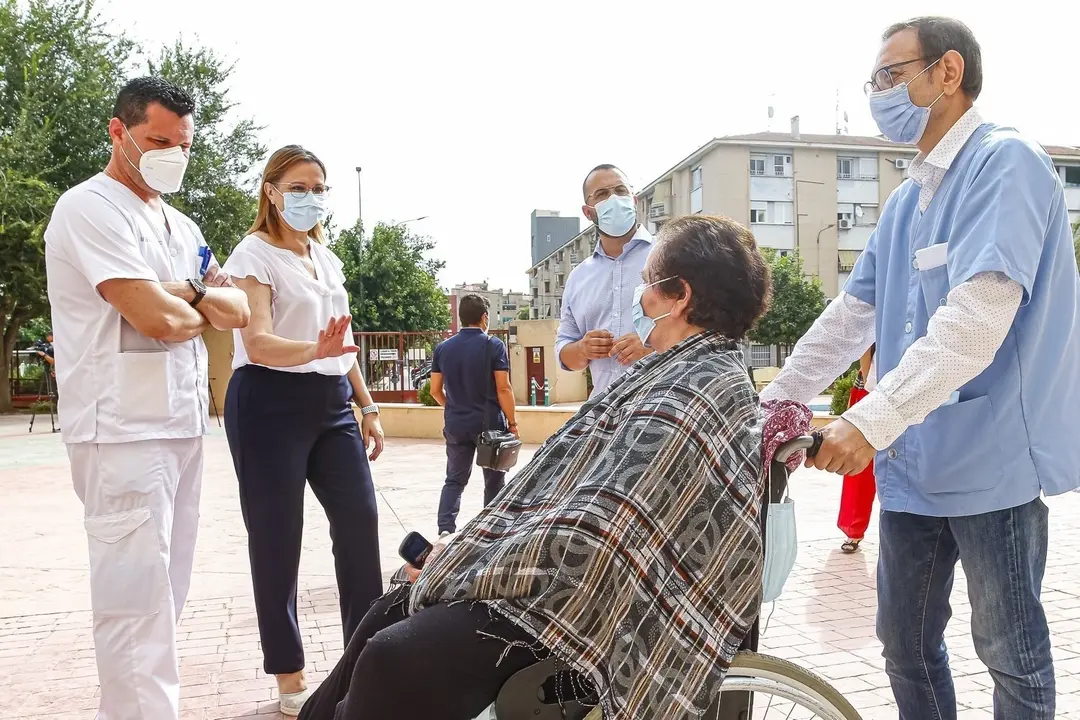 La vicepresidenta y consejera de Mujer, Igualdad, LGTBI, Familias y Pol&iacute;tica Social, Isabel Franco -en el centro de la imagen-, visitando una residencia de mayores de la Regi&oacute;n