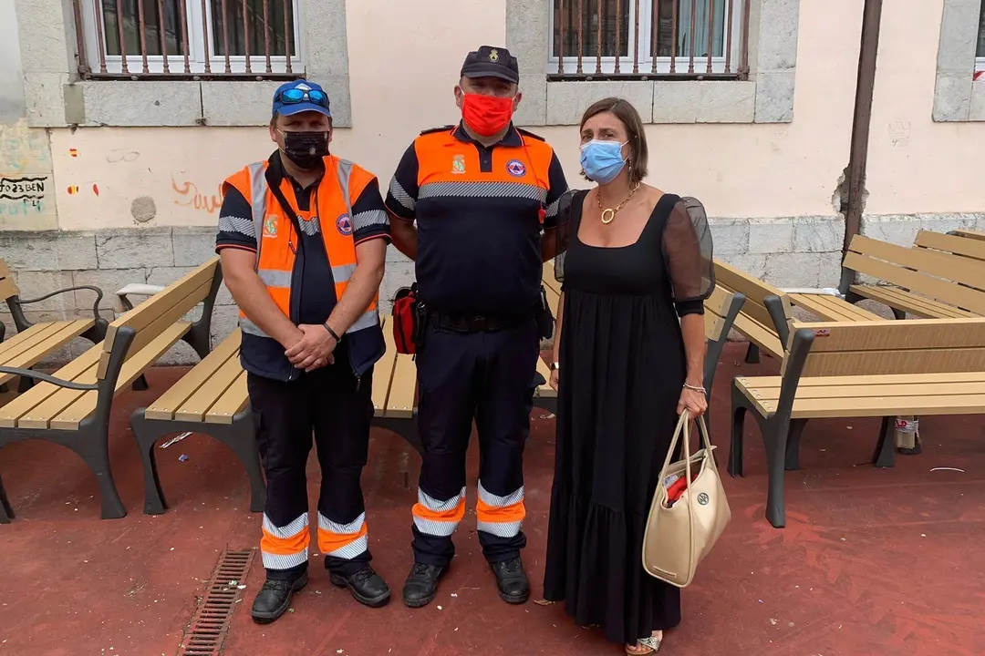 La consejera de Presidencia, Paula Fern&aacute;ndez, con voluntarios de Protecci&oacute;n Civil.