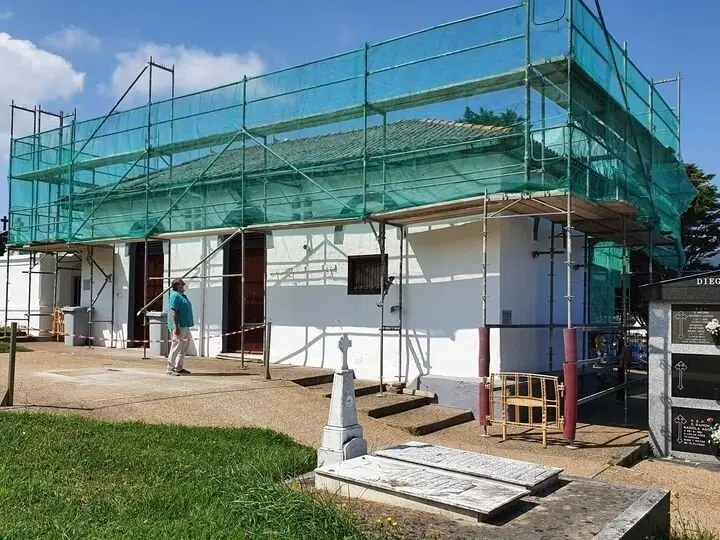 El concejal de Urbanismo, Patrimonio y Vivienda, Mois&eacute;s Cu&eacute;, revisando las obras en la cubierta de la capilla del cementerio.